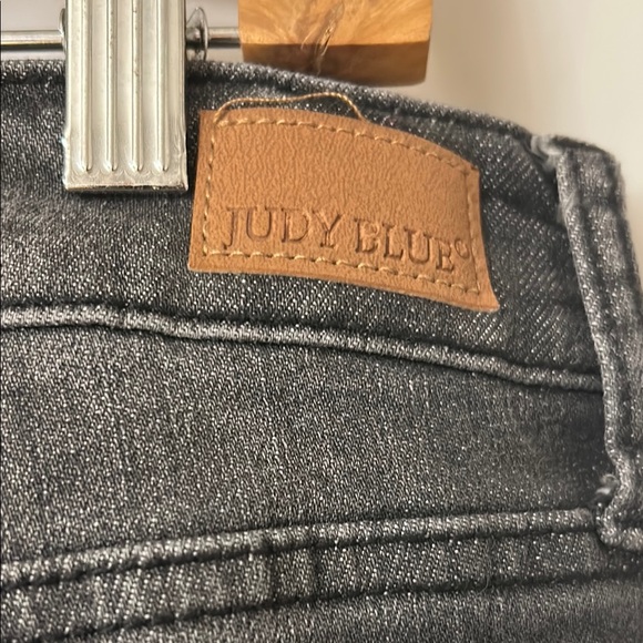 Women’s Judy Blue black slightly distressed skinny fit capri jeans Size 14W - Picture 7 of 12